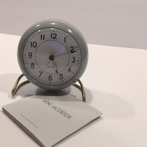 Arne Jacobsen Station desk clock grey